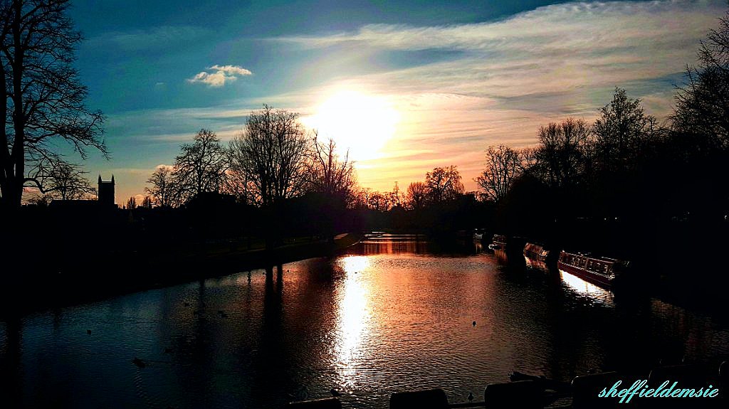 Sheffieldemsie's tweet photo. #cambridge #Cambridgeshire #ontheriver #river #cambridgesunset #rivercam #river #wintersday #winter https://t.co/8a6qG86BY3