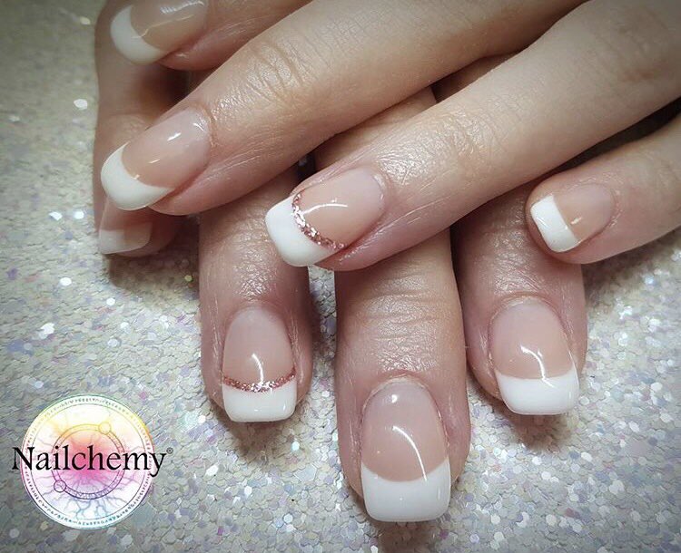 Beautiful harmless ArtPro #ExpressGelExtensions for a bridal party by Sarah at @FeelBetterDays in Somerset, finished with <a href="/NailchemyUK/">Nailchemy</a> gel polishes &amp; paints! 🍑👰🏼💅 x