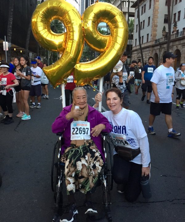 greataloharun's tweet photo. Age ain't nothin' but a #! @dt808traffic with our fan favorite 99-year-young Evelyn! #Mahalo #GAR2018 #GreatAlohaRun https://t.co/rDzOHyYc3Y