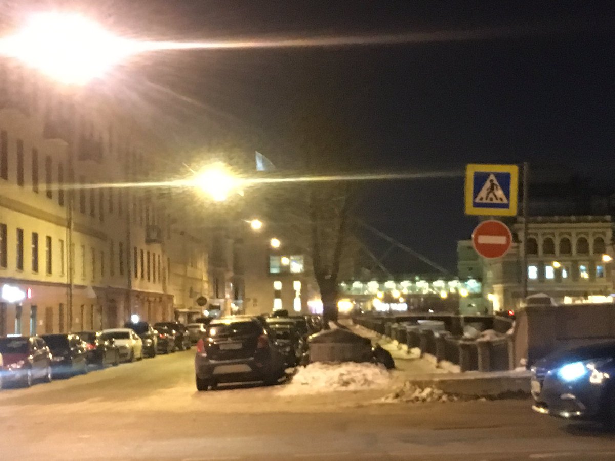 Сюрпризы.На Крюковом канале впервые за несколько лет убрали снег, но повесили кирпичи! Будем счастливы и осторожны)