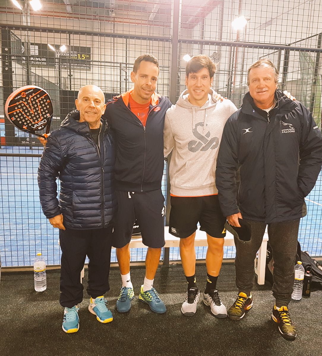 Contamos con los sabios del padel ... menudo equipo! Gracias ✌🏻👌🏻 <a href="/AlvarezClementi/">H Alvarez Clementi</a> #severinoiezzi <a href="/nacho_gadea/">Nacho Gadea</a> <a href="/padelvairo/">Vairo Padel</a> @lottosportitaly <a href="/EstrellaDammEs/">Estrella Damm Es</a> <a href="/WorldPadelTour/">World Padel Tour</a>