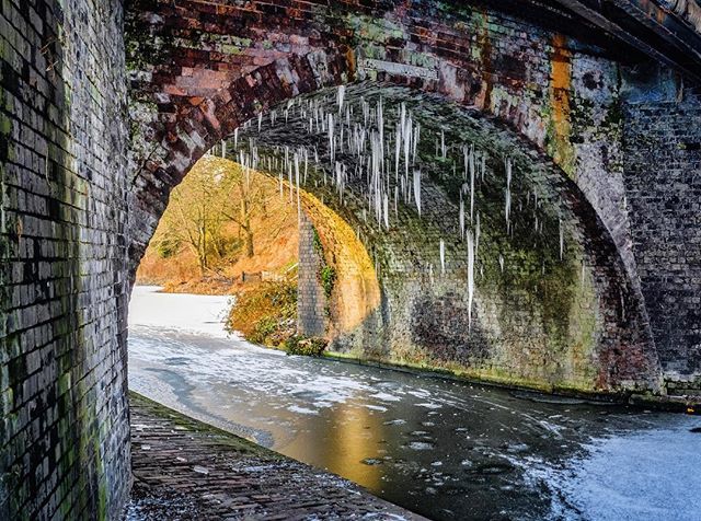 .
What a display of #icicles at Brasshouse Lane #canal #birminghamcanalnavigations #birminghamcanals .
.
#igersblackcountry #weallshootphotos #brummie_gems #smethwick #discoversandwell
.
.
The impressive one on the far wall is about 5 ft long 🗡❄️🤩.
What a display of #ici…