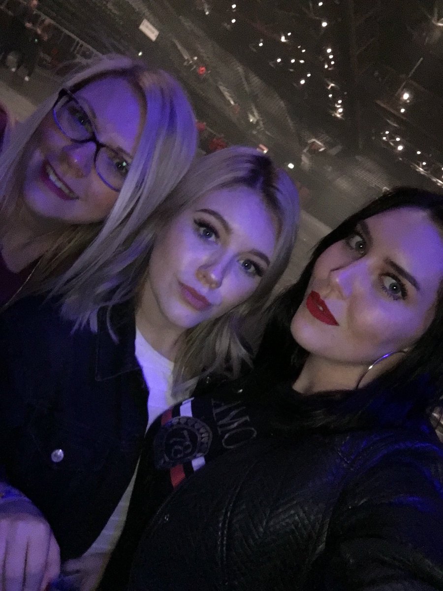 Emily_Gads's tweet photo. @stereophonics @PopMorrison on the front row boys!! Can’t wait to see you!! Any chance we could borrow some socks our feet are freezing 😝 #Stereophonics #StereophonicsBirmingham #2018 #gentingarena @Miaamy2000 @RachelRachgilly https://t.co/bJ3NHSn6cr