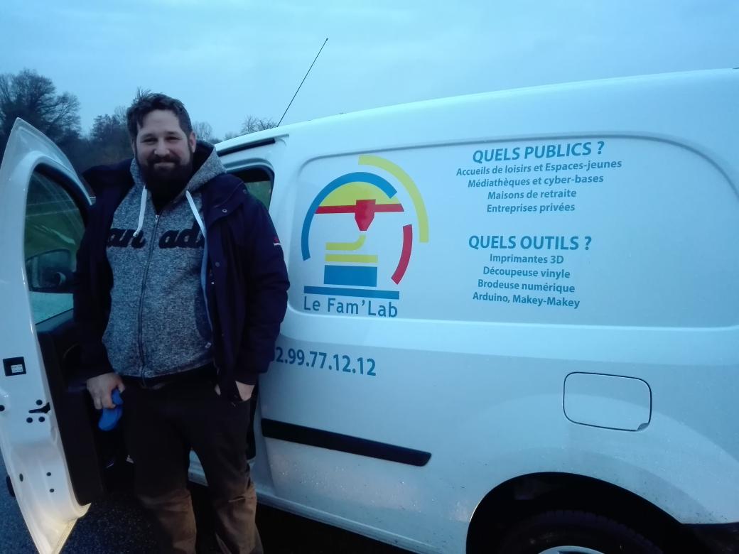 Hugobiwan's tweet photo. Heureux de voir pour la 1ere fois le #fablab mobile de mon pote @SebastienL17 du #famlab sur #plechatel ! #bzhlab https://t.co/OYQPN9pLHZ