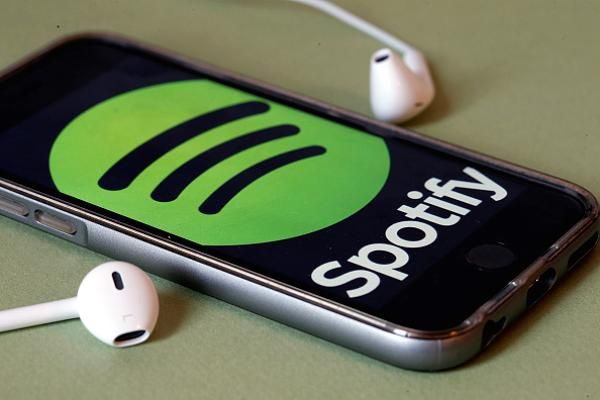 Javaree's tweet image. Spotify files to go public, lost $1.5 billion last year cnb.cx/2t9K6uO #IPO #techIPO
