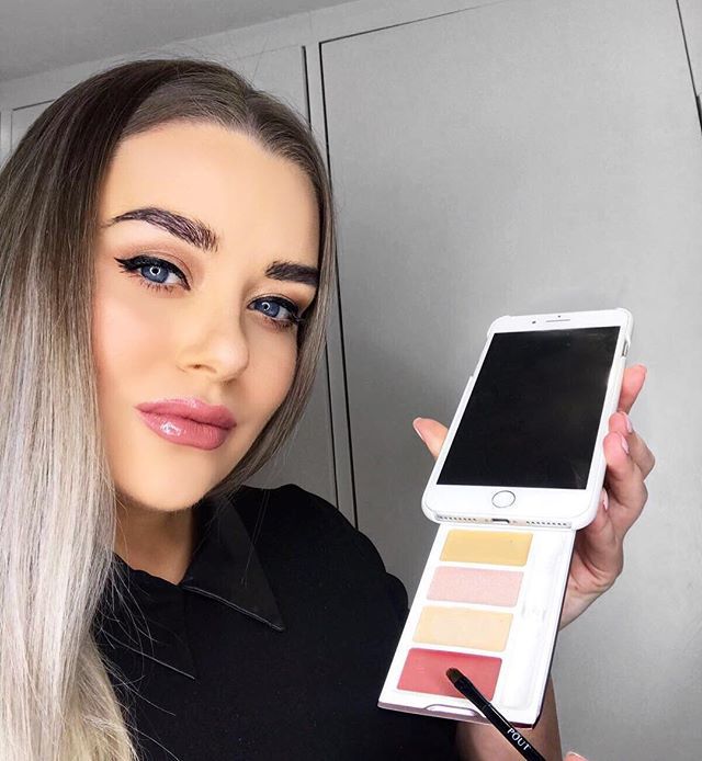 PoutCase's tweet photo. The gorgeous @thatsportsspice using our #PoutCase for iPhone +! Our iPhone Plus and Samsung cases come with a free duo brush set! Link in our bio to shop 💃🏼🌟 https://t.co/X8eEwbf2F5 https://t.co/ElirGutmY7