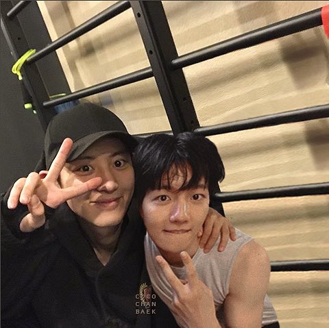 cocochanbaek's tweet photo. Nation's couple 💕 #chanbaek 
#iHeartAwards #BestFanArmy #EXOL @weareoneEXO https://t.co/J4pWfjNRH8