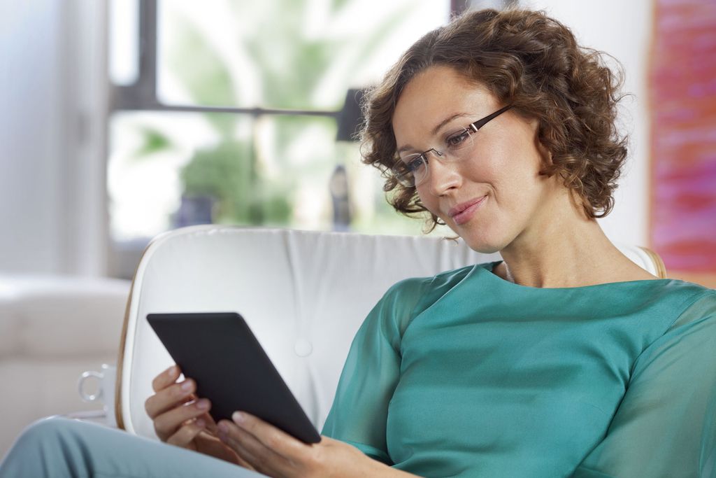 PeacockMurphy's tweet photo. Reading isn't just about paperbacks... many of us read books, plans, maps etc on all manner of devices, as well as 'real' books. You need a lens that suits YOU! 

Rodenstock Ergo lenses

#optician #verwood #glasses #specs #eyecare #independent #rodenstock #ergo #computer #reading https://t.co/fMKbhZ4XBE