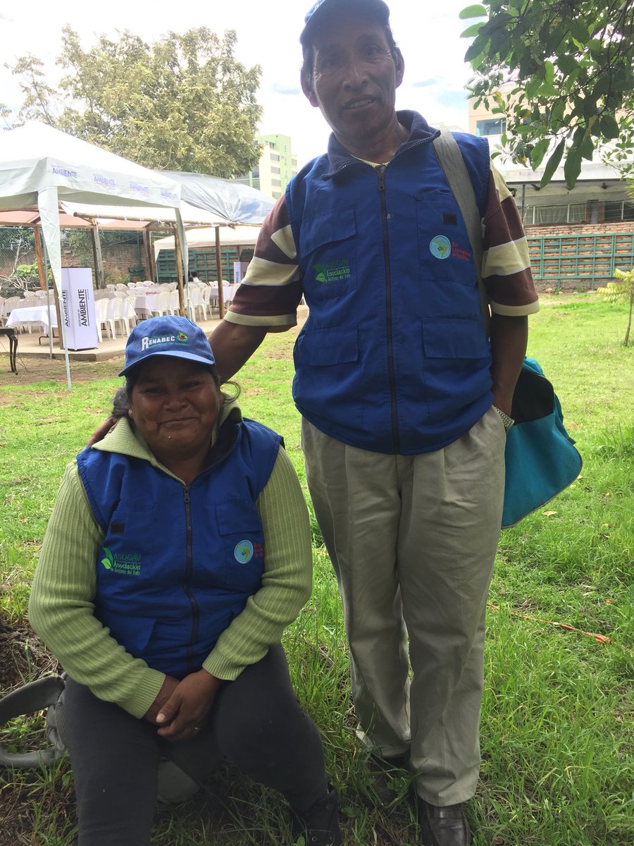 Juan y María, 30 años trabajando como recicladores de base en Quito. Al igual que ellos, más de 20 mil personas se dedican a este oficio en nuestro país #OrgullosamenteRecicladores #DíaRecicladorEC