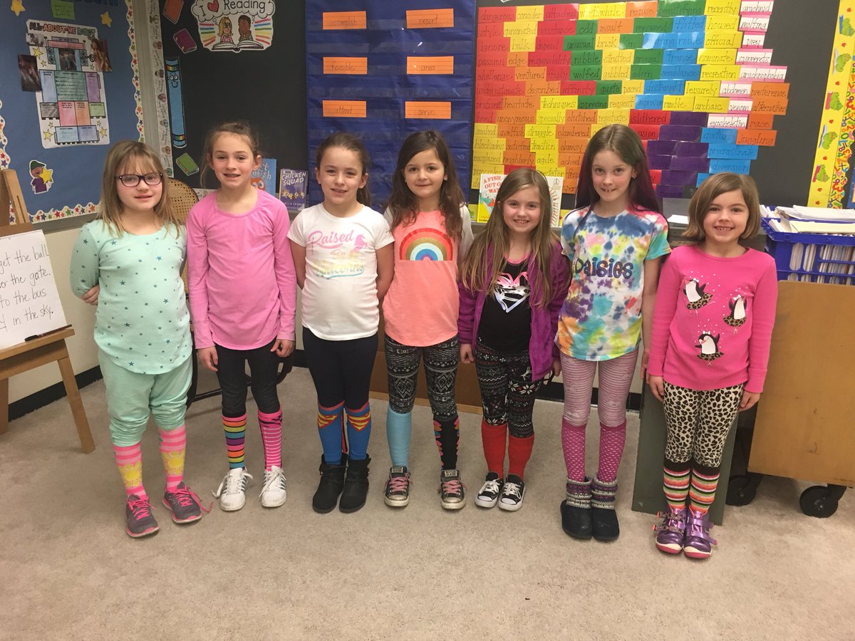 MrsProctorPES's tweet photo. Crazy sock day! #ReadAcrossAmerica #foxinsocks https://t.co/b00lhgDWvm
