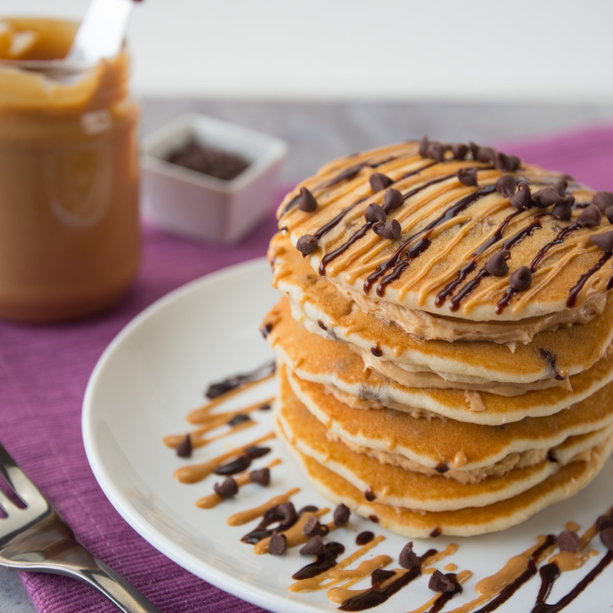 DWBpancakes's tweet photo. Why did we spread peanut butter all over #DWBpancakes? Because we're NUTTY😜 for this Peanut Butter, Chocolate Chip Stack! #PeanutButterLoversDay https://t.co/q3xi0ITjUw
