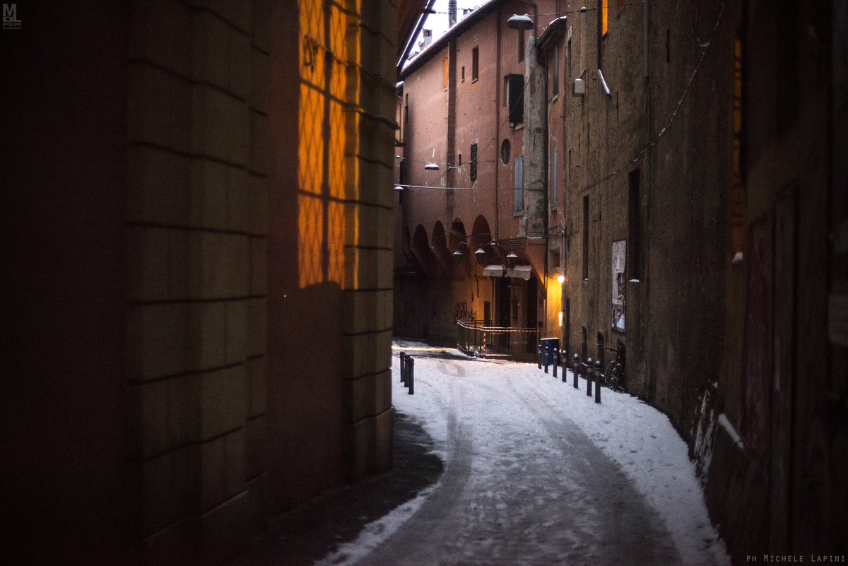 MicheleLapini's tweet photo. Una lunga giornata di #neve a #Bologna. #workintime #nevicata #freelance #fotografo #photographer #photojournalism #italy #urban #urbanlandscape #santostefano #snow #winter https://t.co/p4IVCVlZF9