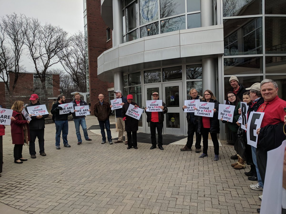 CitizenSE's tweet photo. @uupinfo @FredoniaU @SUNY @SUNYChancellor 35 faculty, professionals, and staff came out in the cold to demand #RespectUUP #UUPFredoniaForaFairContract https://t.co/K3LhJX6Rhd