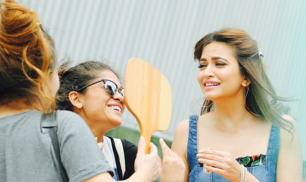 ArtistPoonam's tweet photo. The one in which we were gettin our minds blown🦋
#veereykiwedding #hairbyme #hairbypoonamsolanki #kritikharbanda #mindblowing #pulkitsamrat #releasingtomorrow #shootdiaries  #vkwedding #shootday #inbetweenshots #makeup #hair #hairstylist #celebrityhairstylist #mumbaihairstylist https://t.co/HAo6CcTtVZ