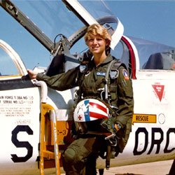 SpaceAmandaxo's tweet image. First post: Eileen Collins First Shuttle Pilot and Shuttle Commander! 
goo.gl/TjbbZu
#nasawomen #womenshistorymonth #womeninspace