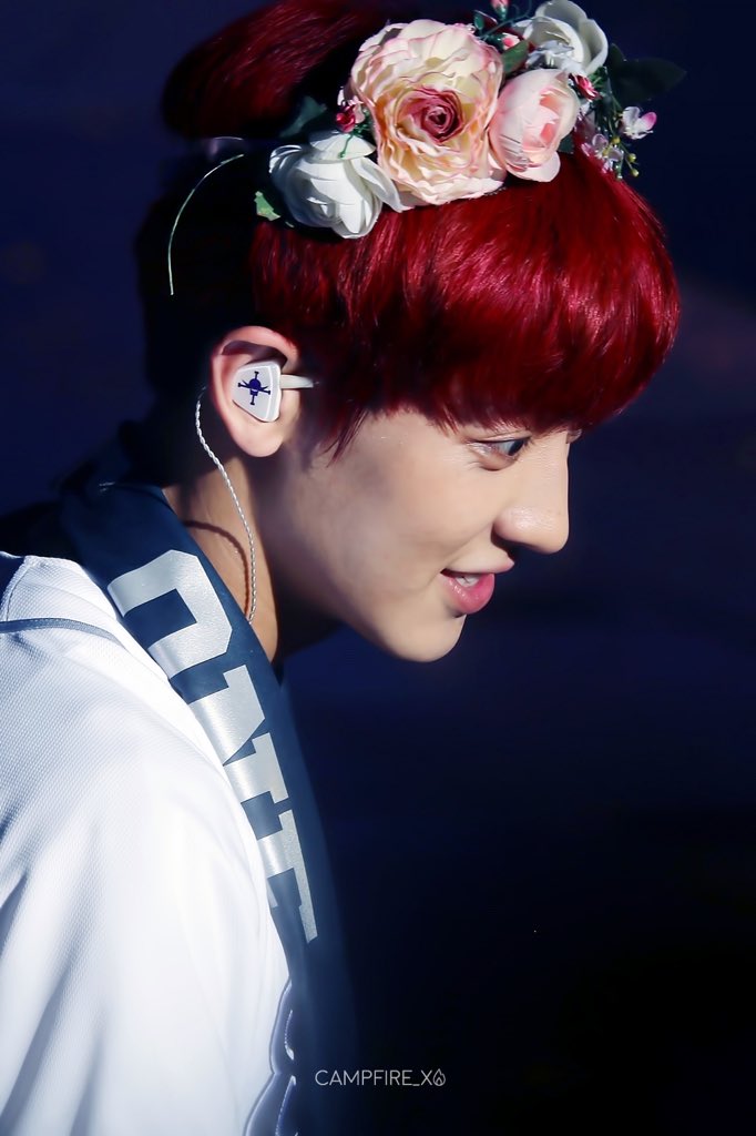 hotvscuteyeol's tweet photo. he's surreal #EXOL #BestFanArmy #iHeartAwards @weareoneEXO https://t.co/ZbBs1WsVl5