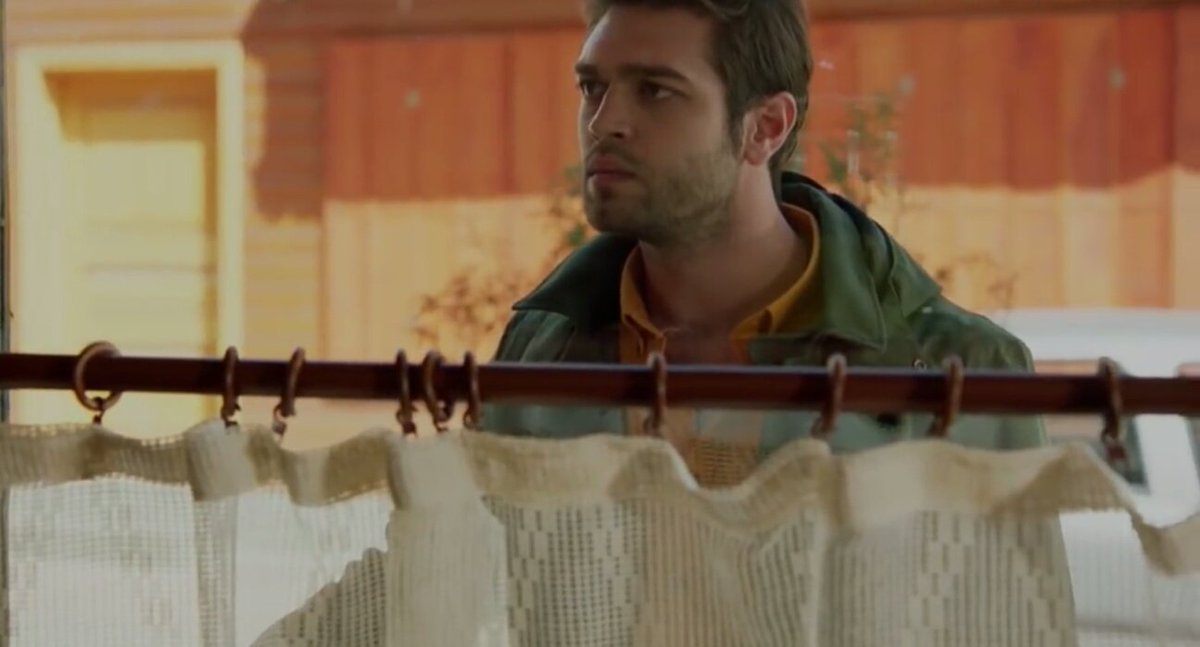 Ve en sonunda,Savaş'ın seneler öncesinde aklında olan tanışma hikayesinin başını da dinledik :
"Bir zamanlar,tatlı küçük bir fırında babasıyla çalışan dünyalar güzeli bir kadın varmış.Harika kurabiyeler yaparmış.Güneşli kurabiyeler..." +

#Meryem #SavMer