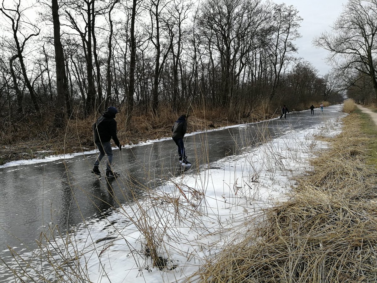 startinchina's tweet photo. #schaatsen natuurijs #ankeveen grote plassen liggen open , je kan klein stukje heen en weer https://t.co/v6Nf0CROky