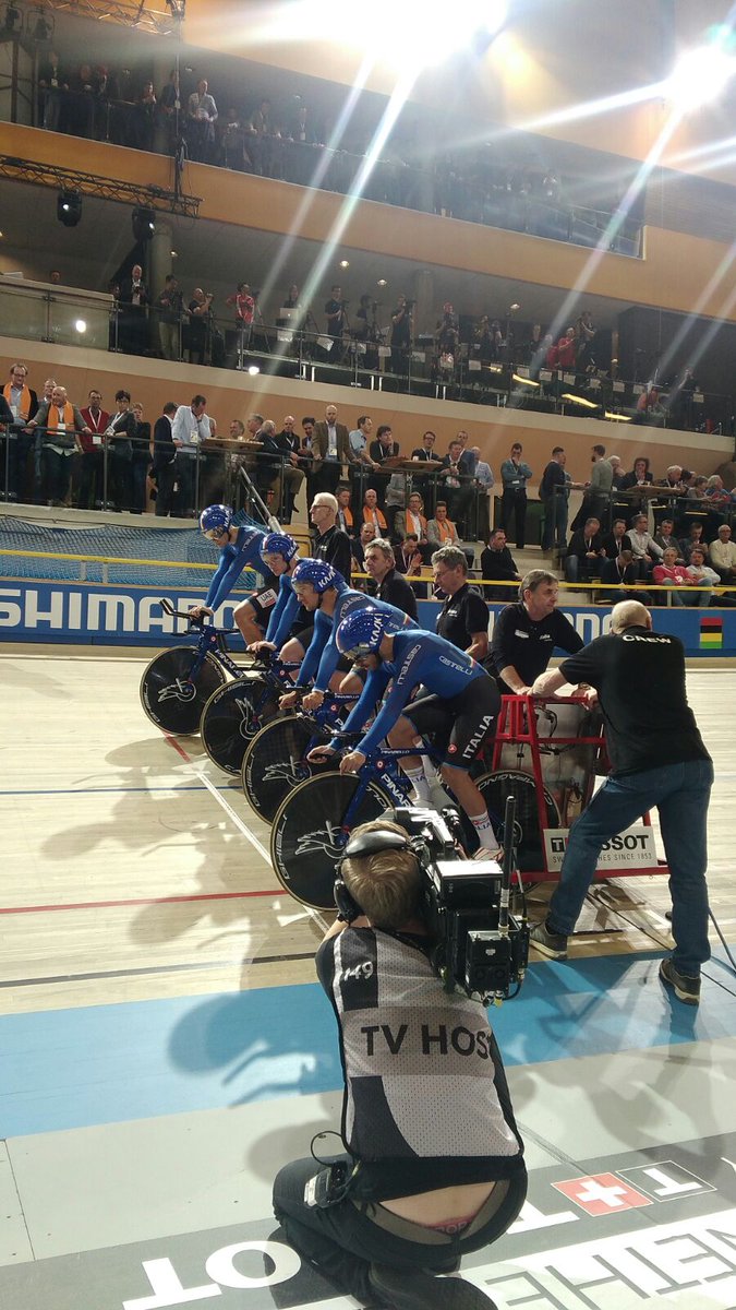 Eccola la medaglia 🥉, ecco la #NazionaleCiclismo🇮🇹 che ci piace!! Ancora sul podio, ad un anno di distanza, ancora RECORD ITALIANO 3'54"606. F A N T A S T I C I #FilippoGanna #SimoneConsonni #LiamBertazzo e #FrancescoLamon #Apeldoorn2018 💥⚡️🚀👏👏