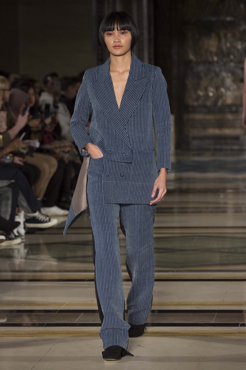 A revival of time-honoured artisanal techniques for textile production and contemporary technical fabrics, with a focus on sleek pieces that would work in any woman’s wardrobe SOE Jakarta AW18 at <a href="/FashionScout/">Fashion Scout</a> 

theglasspineapple.com/blogs/catwalk/… <a href="/DustPR/">Dust PR London</a> @lucie_dumpling