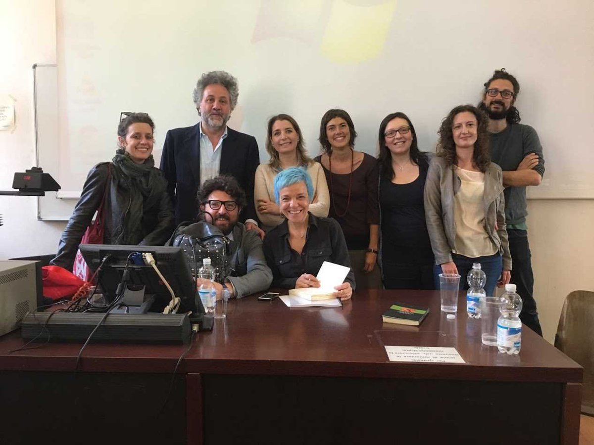 antena1rtp's tweet photo. A poucos dias das eleições em Itália, a enviada especial da @antena1rtp @RMoraoLopes conversou com um grupo de jovens que estudam Português na cidade de Milão. Dominam a língua, mas faltam as palavras para explicar o atual momento político em Itália. https://t.co/O2UQ8pbKQA https://t.co/o5xRpgubjb