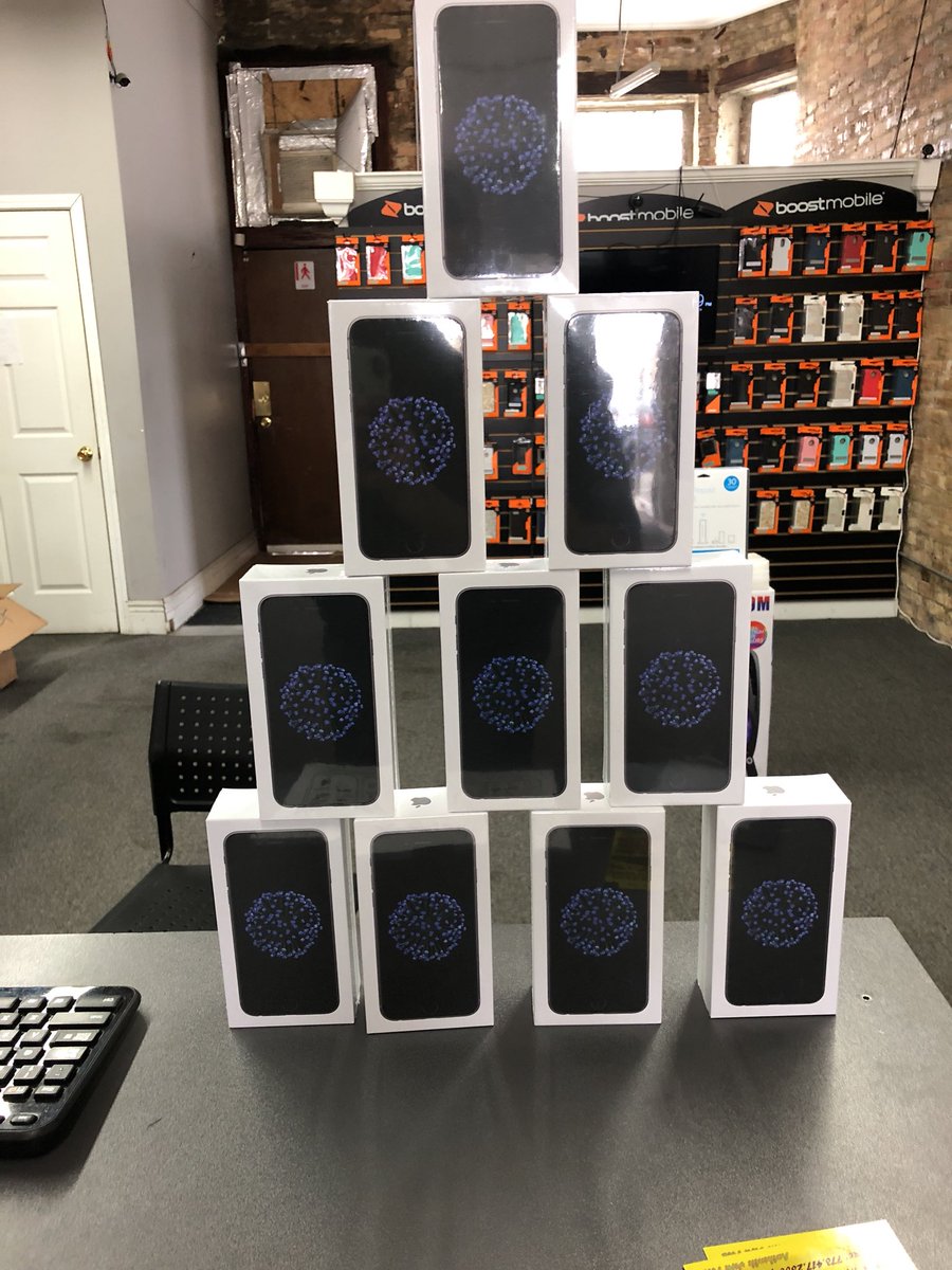 mwsjose's tweet photo. Come get your iPhones at our 4751 W. North Ave location first come first serve!!! Ask how you can get three months of service included!!!! https://t.co/DMhjfrBsBC