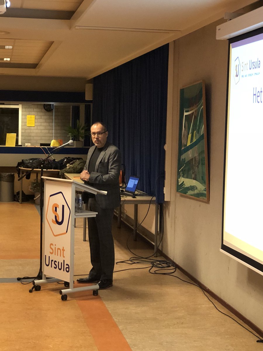 De e-aula @UrsulaHorn is goed gevuld voor de ouderavond Puberbrein. Eerste spreker van de avond is @kester_l.
