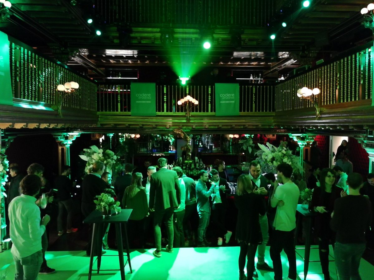 CodereApuestas's tweet photo. Llegan los primeros #Coderistas a la #PartyCodere. ¿Quiéres saber qué celebrities os van a saludar esta noche? #GanéGané 😏🎤🎉🎉 https://t.co/lYOMeTx2v0