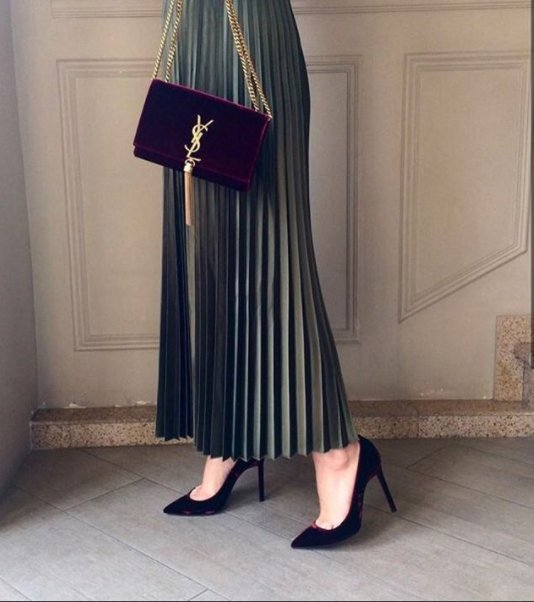 velvet heels &amp; bag = a super luxurious outfit!
#Heels #skirt #fashion #bag #gold #burgundy #Purple #velvet #OutfitInspiration #style #trend