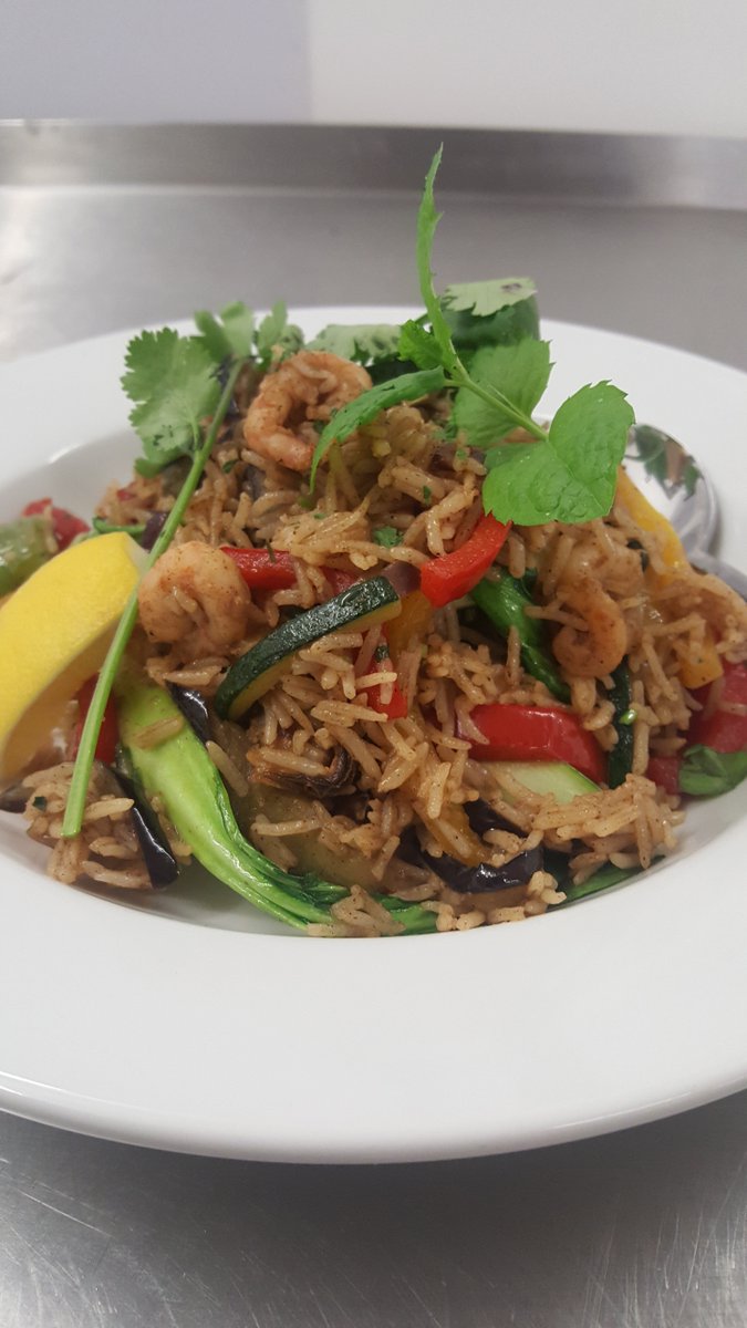 pastabilitynott's tweet photo. This week Pastability's FRESH FISH FRIDAY is: Cozze, Gamberetti Peperoncino.
Prawns and mussels with a vegetable chilli rice with mint, coriander and cashew nuts. https://t.co/mZvwv54hI0