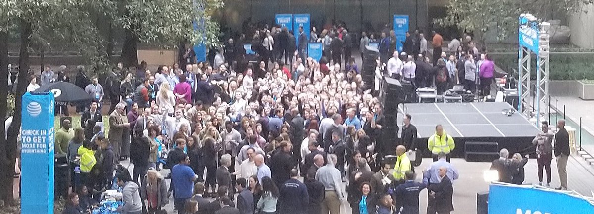 dahnahull's tweet photo. I see lots of happy AT&amp;T friends waving and excited to see @HaileeSteinfeld! #YOURTHING is #LifeAtAtt https://t.co/8abcJrTpNF