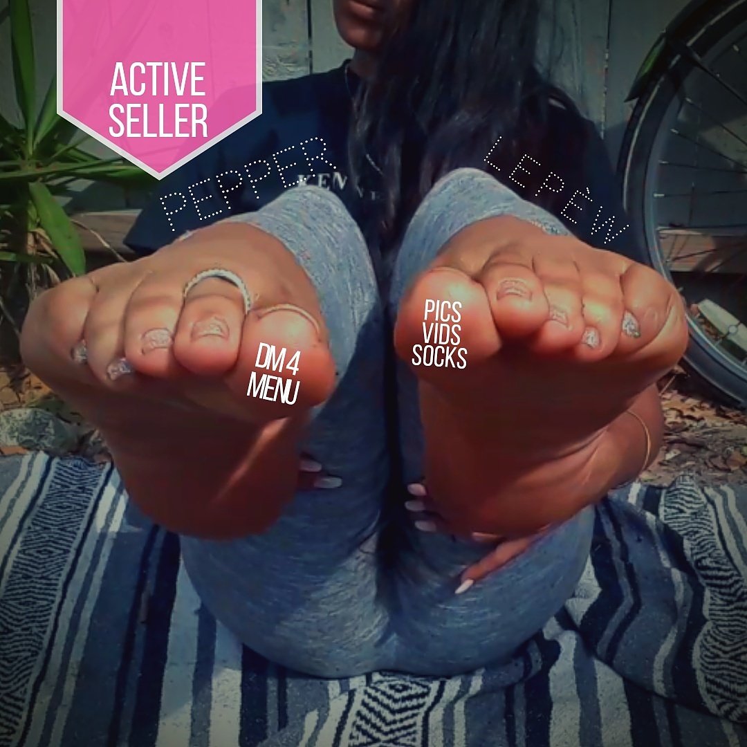 Rt Feet tweet media