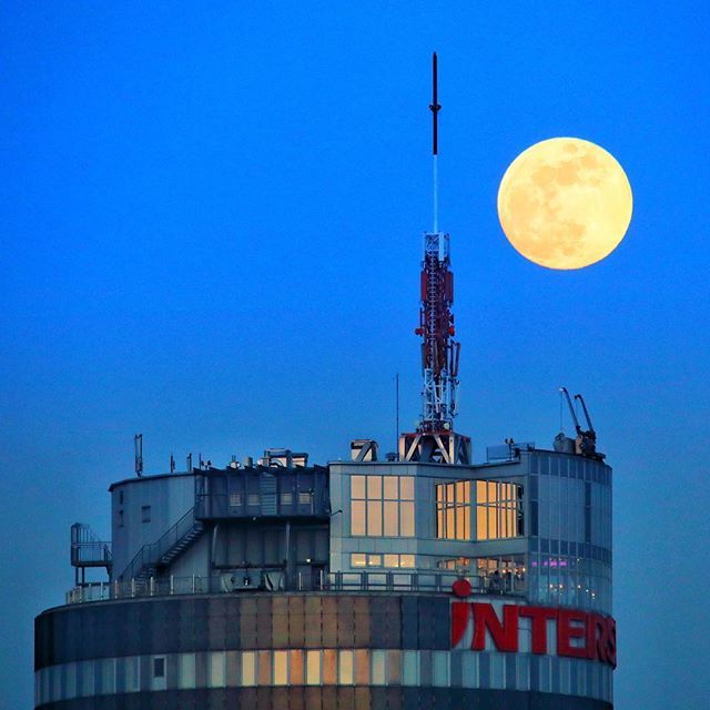jenaparadies's tweet photo. Moonlight #jena #jenaparadies #intershoptower #jentower #moonlight #heimatliebe #jenacity #moments #canon #visitjena https://t.co/tfgzSL66rl