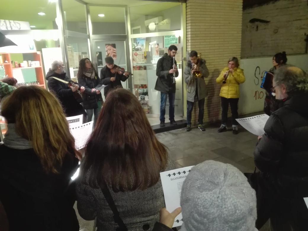 EmpaperemOlesa's tweet photo. Ha començat el Concert Intinerant Músics per la República. #5mesos d l'1O. #nooblidem. #4mesos #presospolítics. #UsVolemaCasa https://t.co/LIvC14bXiH