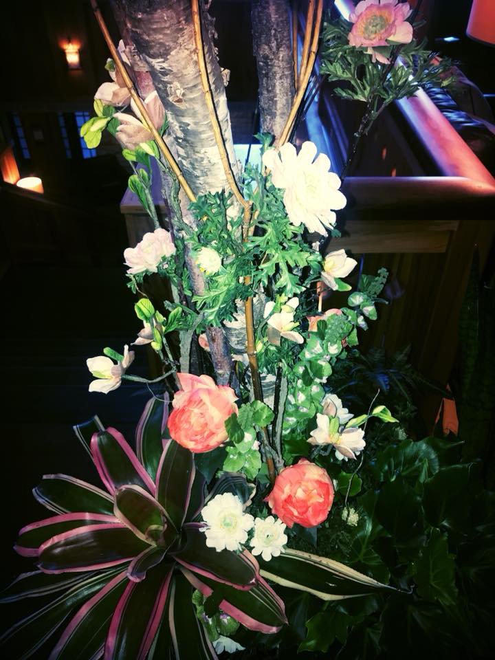 edenartofomaha's tweet photo. Planting the earth and sustaining nature are two things we have in common with Lied Lodge &amp; Conference Center and that’s why we represent the containers there. 🌏🌿🦄🎉❤️ #flowerteam #naturebuds #springbling #naturalartist #treebuddies 🌲🌱🌿🍃 #planttheearth https://t.co/mZdT6m1SSD