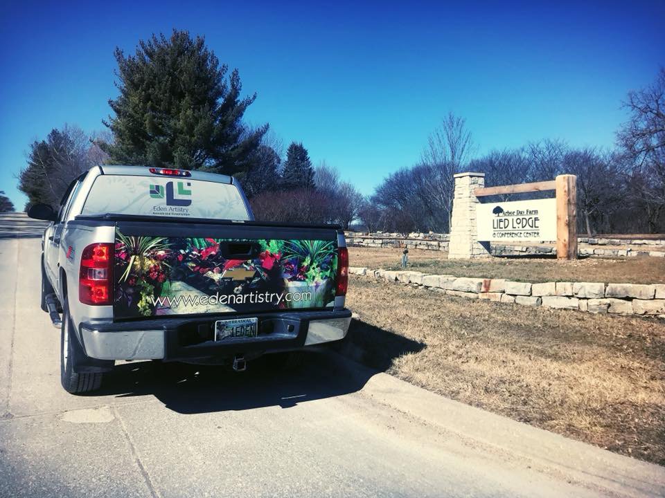 edenartofomaha's tweet photo. Planting the earth and sustaining nature are two things we have in common with Lied Lodge &amp; Conference Center and that’s why we represent the containers there. 🌏🌿🦄🎉❤️ #flowerteam #naturebuds #springbling #naturalartist #treebuddies 🌲🌱🌿🍃 #planttheearth https://t.co/mZdT6m1SSD