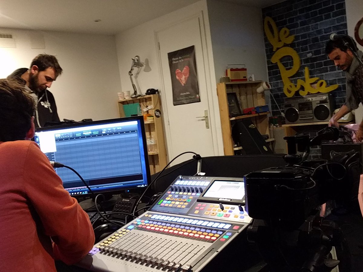 LePosteWeb's tweet photo. On prépare. C'est pour 21h... Devinez qui sera en retard ?
#leposte #youtube #live #music https://t.co/lAQKE0Snjv