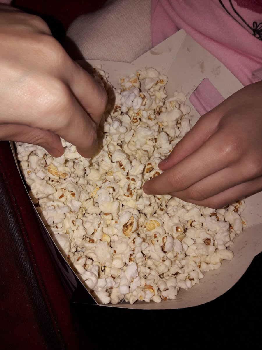 ninarayos's tweet photo. Hoy os he cambiado por estas 😋 y por "la forma del agua" hasta mañana¡¡
#FirstDates574 https://t.co/H4EQZr5GEo
