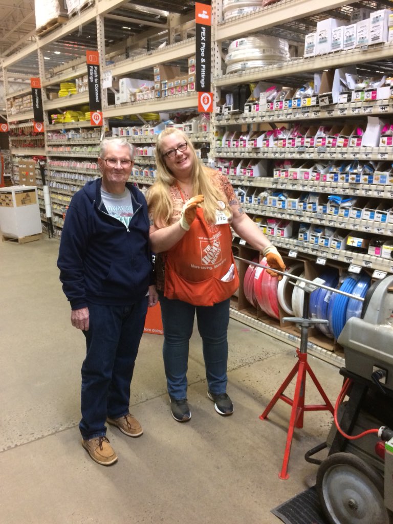 RStriffolino's tweet photo. Vicki showing her safety skills while operating the pipe threading machine. Thanks for working safe!!! #safetyselfie @Maria_Salese @Schnorrbusch920 @CoreyLiliston https://t.co/OsGluHhvDt