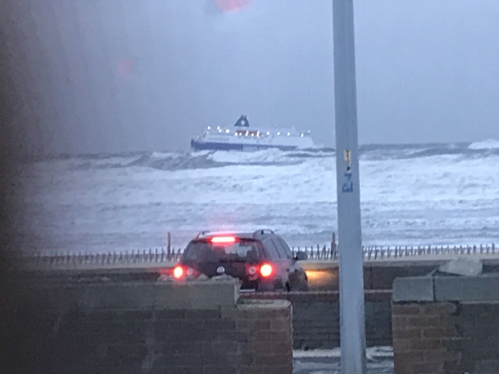 BriRiley81's tweet photo. @northwesternsig @crabwizard @captjohnathan The beast from the East storm from Russia & Siberia battering northeast England #NorthSeaFury #SouthShields #sandancer #TheMariners https://t.co/hIMBSRPWVw