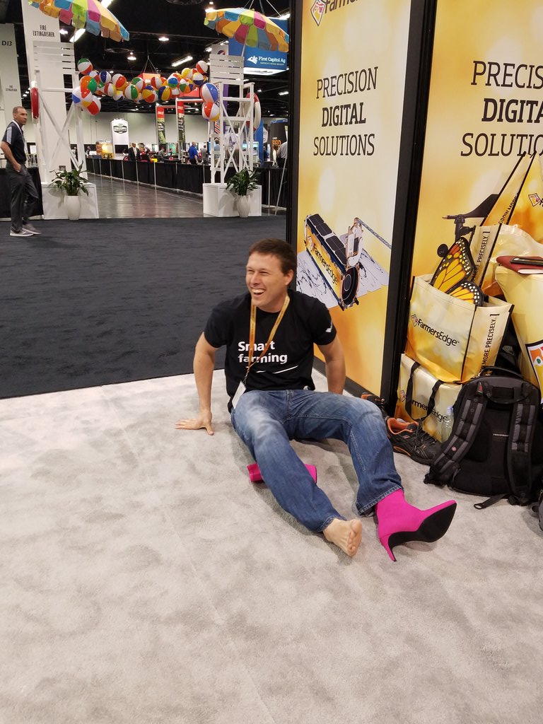 JenSchweigert's tweet image. What is happening here? @KlingenbergFarm #smartfarmingis @farmers_edge