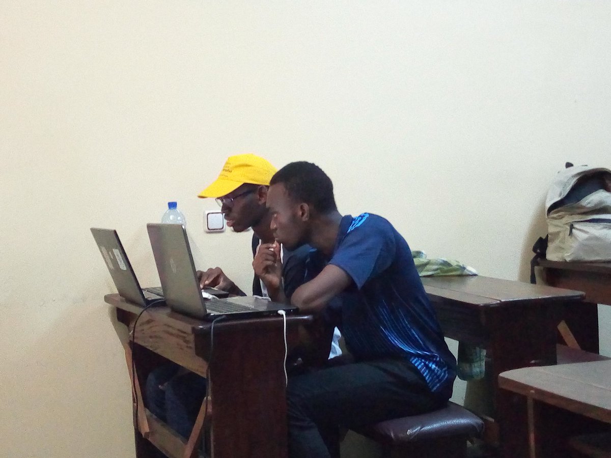 haroldadjaho's tweet photo. Soirée hash code 2018. Le hub de Cotonou siège dans les locaux de l'école esgis avec plusieurs développeurs. Abrite par le @gdgcotonou @igbanetorg Et l'école @esgisbenin #hashcode #HashCode18 #Google https://t.co/cMaV1ALyKZ