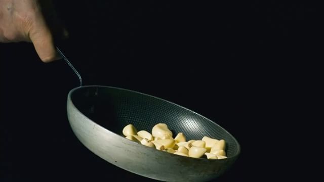 FilmDivisionUK's tweet photo. #food + #slowmotion = great #videocontent Our #Phantom #VEO #640S delivers! #videomarketing #slowmotion #highspeed #phantomveo640s #zeisscp3 #garlicpan #highspeedcamera #slomo https://t.co/NdWYWtjTN1 https://t.co/oeUEteUGgP