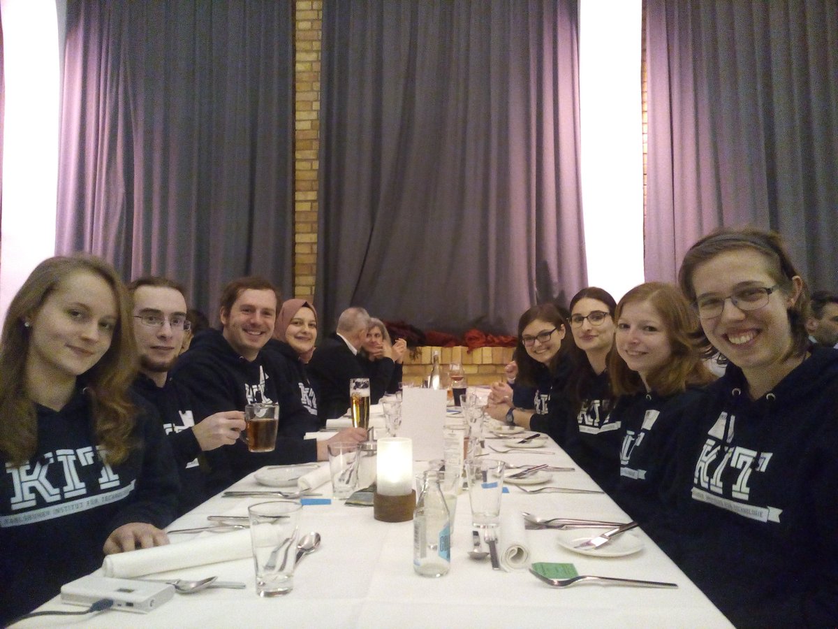 dghd2018's tweet photo. Glückliche #dghd18 - Hiwis :)
Wir sind so froh, dass wir sie haben - unsere fleißigen #KIT-Pulli-Träger! Vielen Dank an euch und n Guten!
#habensiesichsehrverdient
#alberneabertolleHiwis
#ähh...:) https://t.co/STBGoTslGb