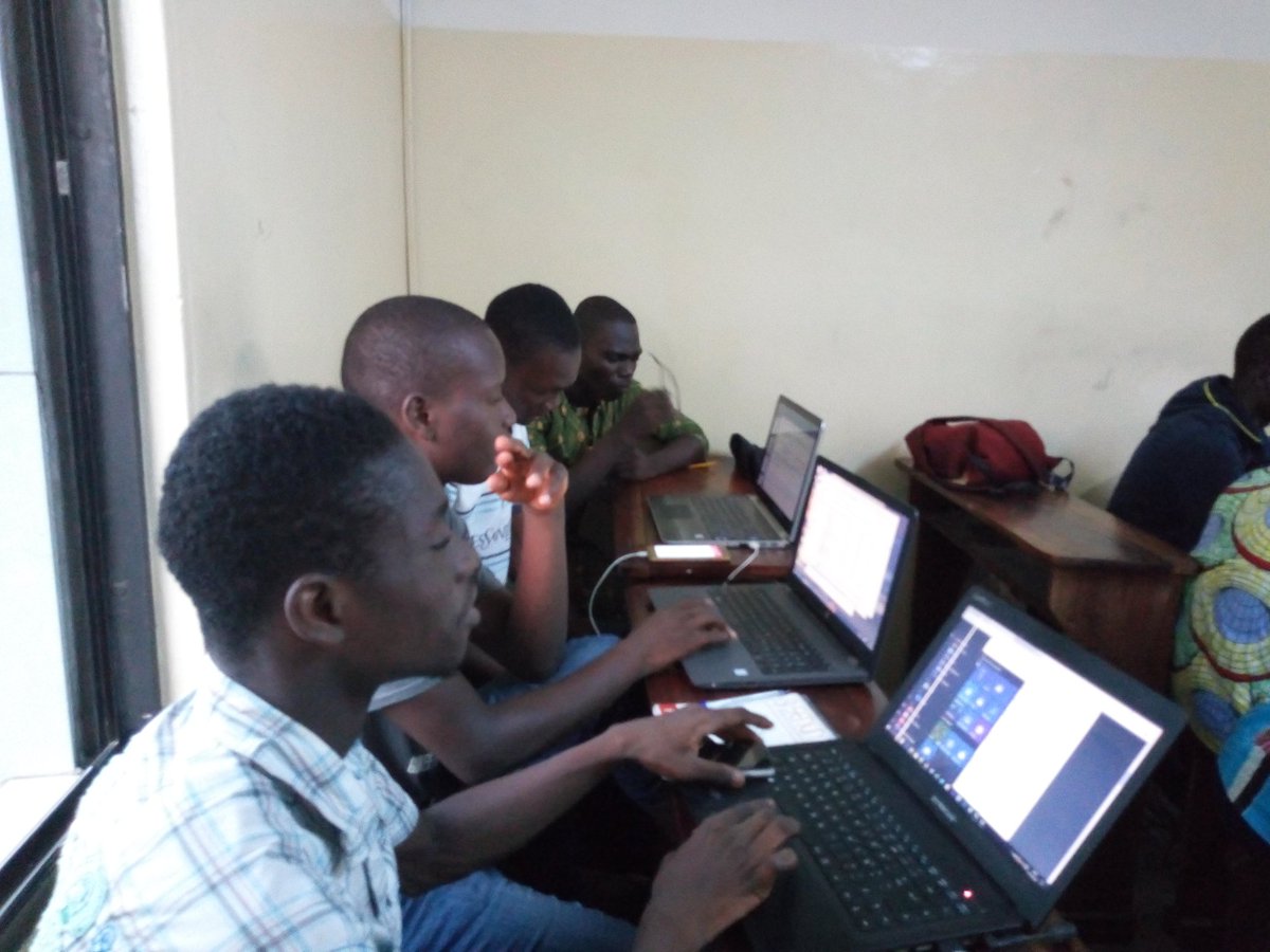 haroldadjaho's tweet photo. Soirée hash code 2018. Le hub de Cotonou siège dans les locaux de l'école esgis avec plusieurs développeurs. Abrite par le @gdgcotonou @igbanetorg Et l'école @esgisbenin #hashcode #HashCode18 #Google https://t.co/cMaV1ALyKZ