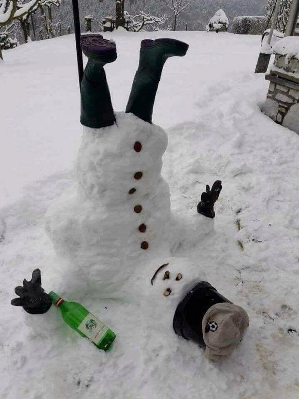 kamfinsa's tweet photo. Best Snowman ever. #sneachta #snowday #Snowmageddon #BeastFromTheEast https://t.co/EEgXFvbxpw