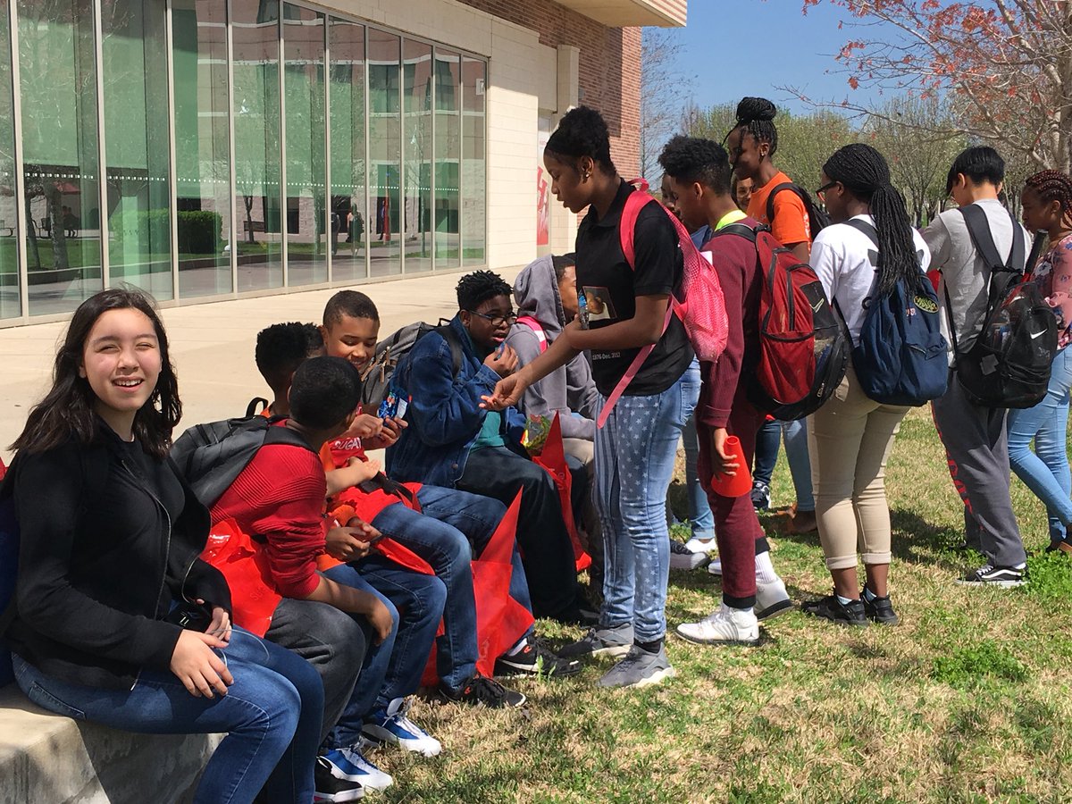 <a href="/ThompsonFBISD/">Ms. L. Thompson</a> @HodgesBendMS <a href="/FortBendISD/">Fort Bend ISD</a> Ms Kim Williams led an AMAZING STEM-based college &amp; career session today for my AVID 7th graders!  We ❤️UHSL!!