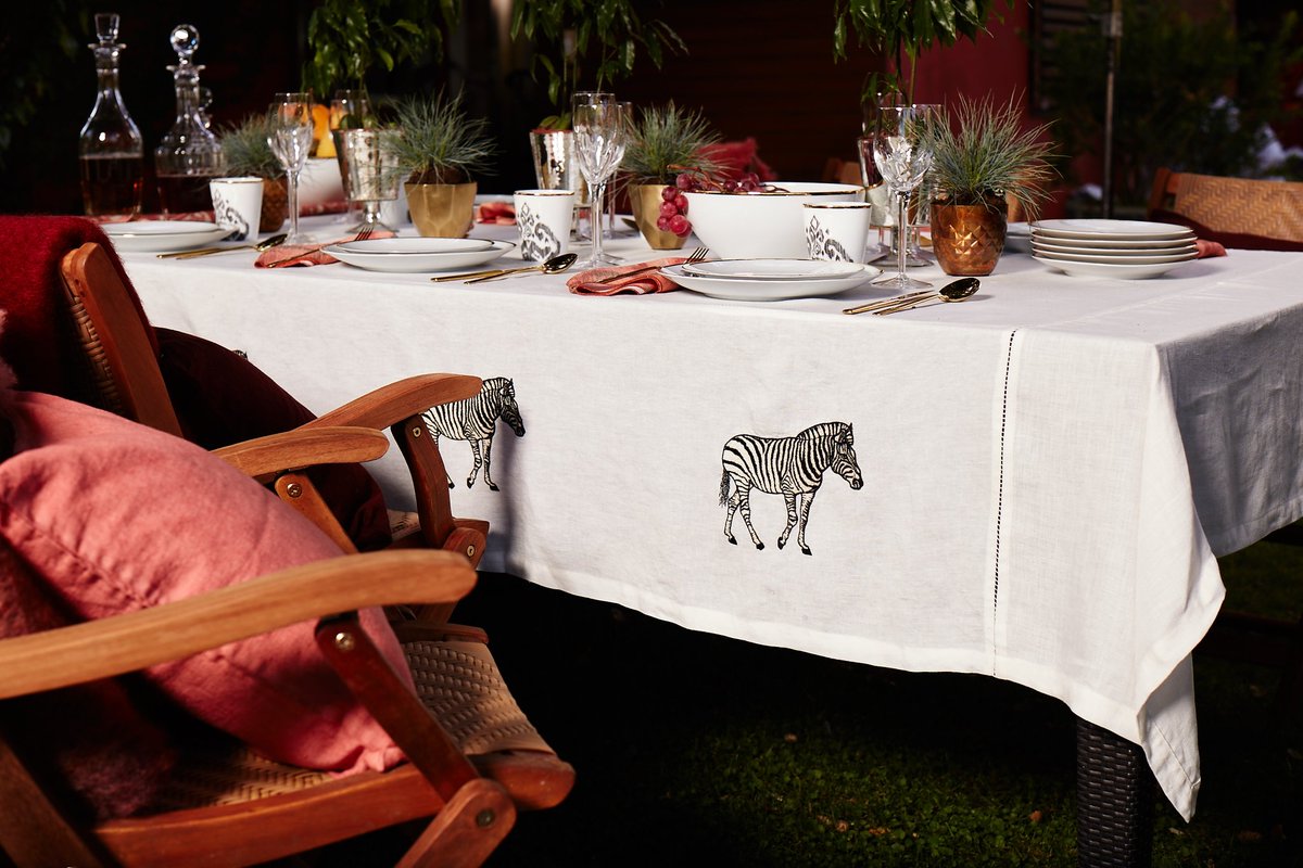 Hoy rescato mi mantel de lino con cebras bordadas y lo combino con la nueva vajilla de Ikat. El resultado ecléctico de esta mezcla potencia las dos temáticas y hace volar mi imaginación ;) Como dice mi amiga <a href="/martinakleinpro/">Martina Klein Korin</a> : ¡Haz que tu mesa se parezca a ti!
