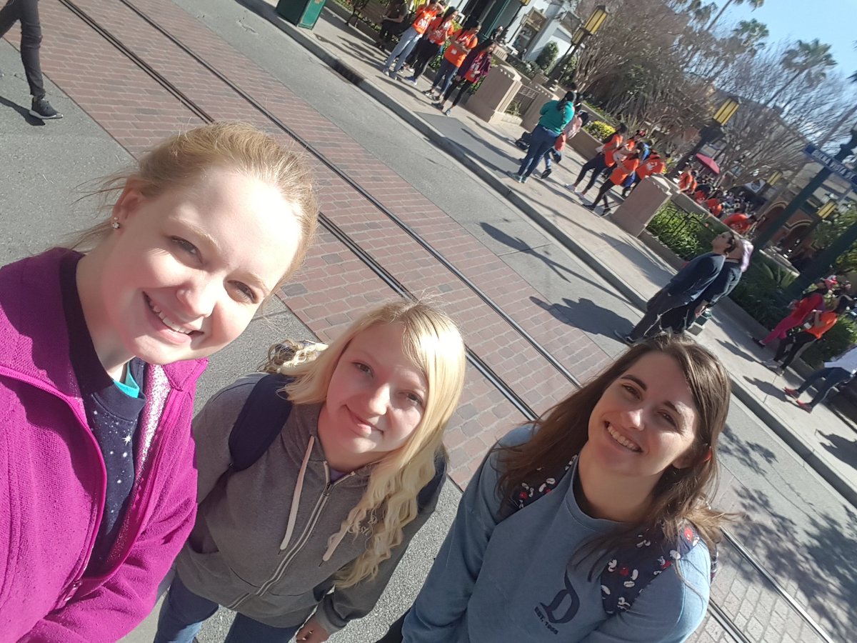 mandakatherinex's tweet photo. Julia, Amanda, and Kara on Buena Vista Street! @cvdburke #DLRCPBLS #DisneyPrograms @jgilmer432 https://t.co/9NUaxl9XGB