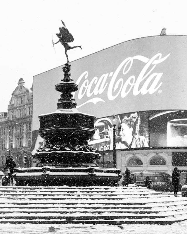 Snow and Coca Cola 🍸
❄️
🌨
☃️
#piccadillycircus #london #bnwsouls #zonestreet #streetphoto #cityscape #piccadilly #cocacola #advertising #blackandwhitephotography #viewpoint #snow #snowday #monochrome #monoart #documentlife #pointofview #anteros #… ift.tt/2teqF4f